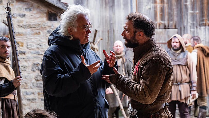 Regisseur Paul Greengrass (links) und Schauspieler Cosmo Jarvis während der Dreharbeiten zu "The Uprising - Für die Freiheit". Regisseur Paul Greengrass (links) und Schauspieler Cosmo Jarvis während der Dreharbeiten zu "The Uprising - Für die Freiheit".