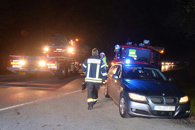Auf der B 306 bei Siegsdorf brannte ein BMW-Cabrio völlig aus. Der Fahrer konnte sich in letzter Sekunde retten. Die Bilder vom Feuerwehreinsatz.