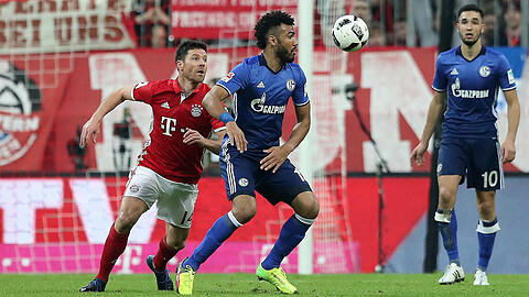 Könnte am Mittwoch in die Bayern-Elf zurückkehren: Xabi Alonso (links). Hier im Duell mit dem Schalker Eric Maxim Choupo-Moting.