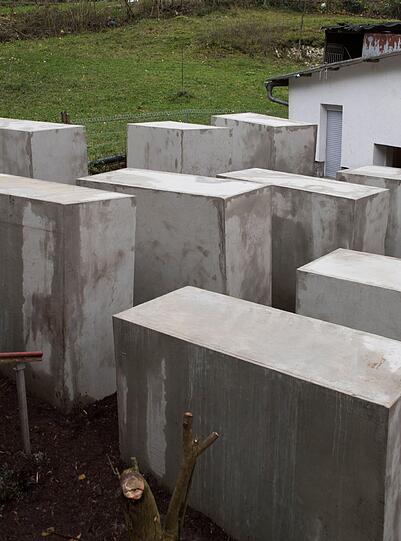 Die 24 Betonstelen stehen in Sichtweite von Björn Höckes Haus in Bornhagen im Eichsfeld (Thüringen).