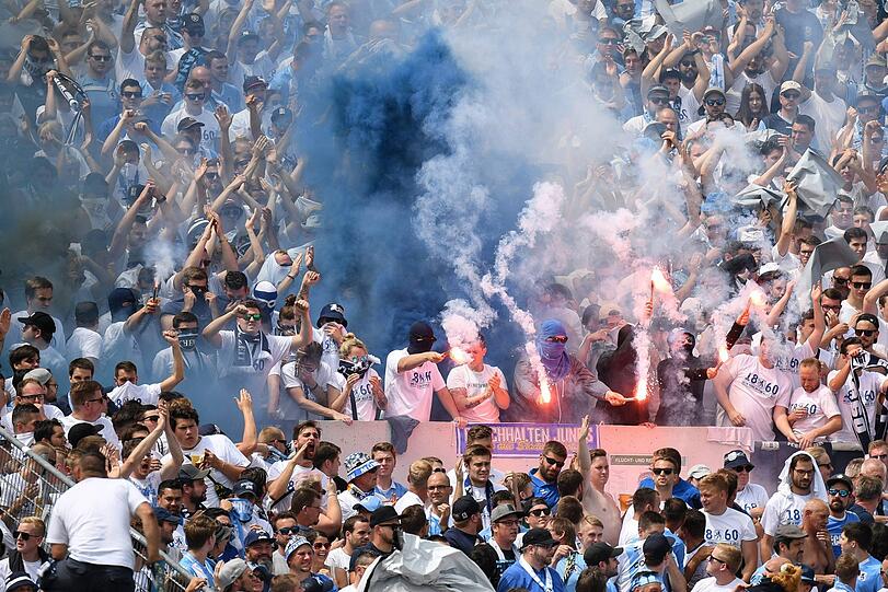 1860 Fans zünden Bengalos im eigenen Stadion.