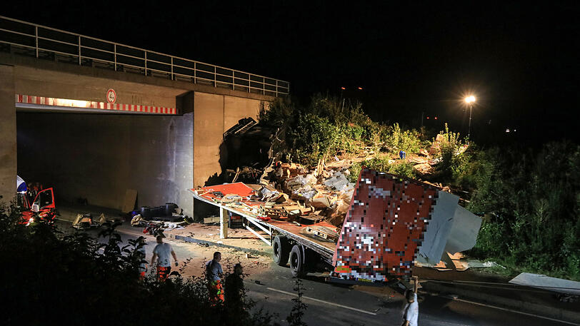 Der Lastwagen wurde komplett zerstört, der Fahrer mit schweren Verletzungen ins Krankenhaus gebracht. Die Bilder vom Unfallort.