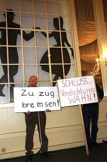 Die Veranstaltung in der Theaterfabrik war gut besucht, die Stimmung teils ziemlich aufgeheizt.
