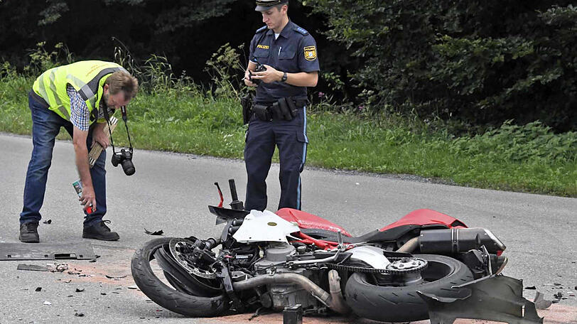 Der Motorradfahrer ist in die rechte Seite des Autos gekracht und noch am Unfallort gestorben.