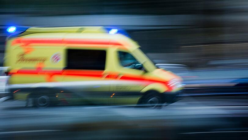 Krankenwagen Notarzt Symbolbild