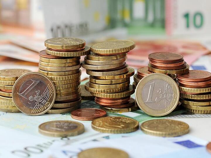 Euro-Münzen auf Euro-Banknoten. Foto: Tobias Hase/dpa/Symbolbild