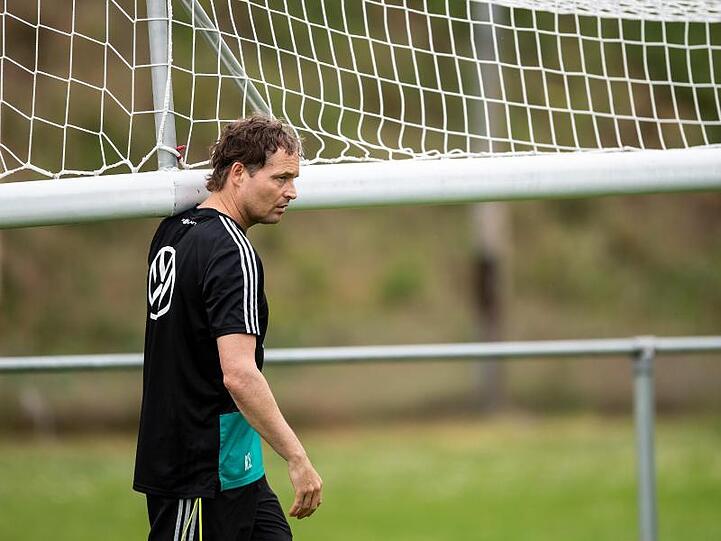 Co-Trainer Markus Sorg packt beim Training der Nationalmannschaft im Stadion De Koel mit an.