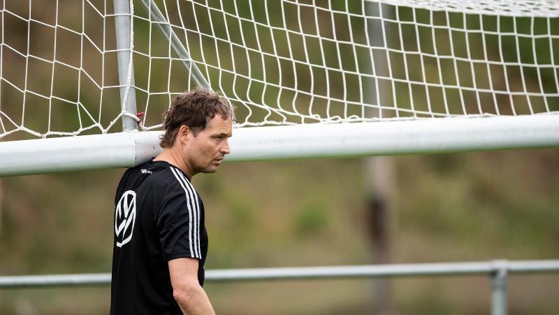 Co-Trainer Markus Sorg packt beim Training der Nationalmannschaft im Stadion De Koel mit an. Co-Trainer Markus Sorg packt beim Training der Nationalmannschaft im Stadion De Koel mit an.