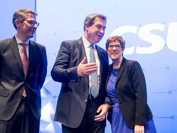 Markus Blume (CSU, l-r), Generalsekretär der CSU, der neu gewählte CSU-Vorsitzende Markus Söder und CDU-Vorsitzende Annegret Kramp-Karrenbauer stehen auf der Bühne. Foto: Tobias Hase