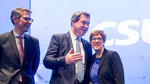 Markus Blume (CSU, l-r), Generalsekretär der CSU, der neu gewählte CSU-Vorsitzende Markus Söder und CDU-Vorsitzende Annegret Kramp-Karrenbauer stehen auf der Bühne. Foto: Tobias Hase