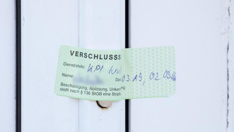 Ein Verschlusssiegel der Würzburger Polizei ist auf die Tür eines Wohnhauses geklebt. Foto: Daniel Karmann/Archivbild Ein Verschlusssiegel der Würzburger Polizei ist auf die Tür eines Wohnhauses geklebt. Foto: Daniel Karmann/Archivbild