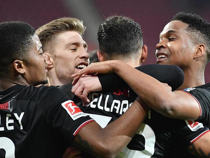 Leverkusens Mannschaft jubelt nach dem Tor zum 4:1 durch Karim Bellarabi (2.v.r.).