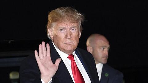 US-Präsident Trump am Montag auf dem Weg zu einer Wahlkampfkundgebung der Republikaner in Kentucky.