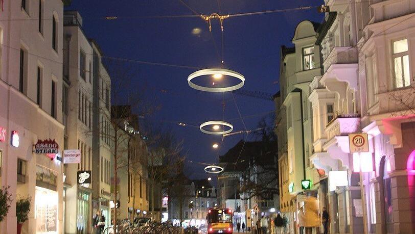 Rundes Lichtbild: Das neue Beleuchtungskonzept für die nächtliche Sichtachse in der Gleichmannstraße.
