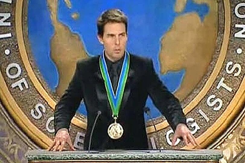 Im Stil eines Agitators und mit "Freiheitsmedaille" - Tom Cruise. Das Bild stammt von einem Video, das die Scientologen unter Verschluss halten wollten