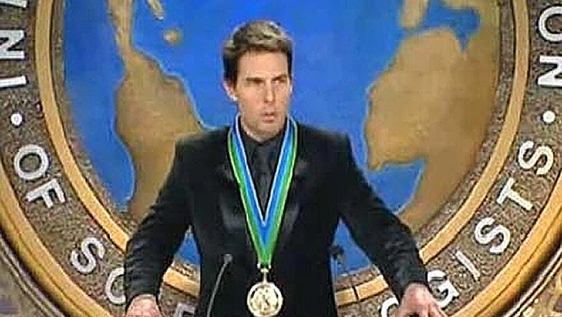 Im Stil eines Agitators und mit "Freiheitsmedaille" - Tom Cruise. Das Bild stammt von einem Video, das die Scientologen unter Verschluss halten wollten Im Stil eines Agitators und mit "Freiheitsmedaille" - Tom Cruise. Das Bild stammt von einem Video, das die Scientologen unter Verschluss halten wollten
