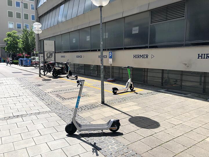 Ein E-Scooter am Hirmer-Parkhaus. Im Hintergrund: Der Parkplatz, wo der Roller eigentlich hingehört.