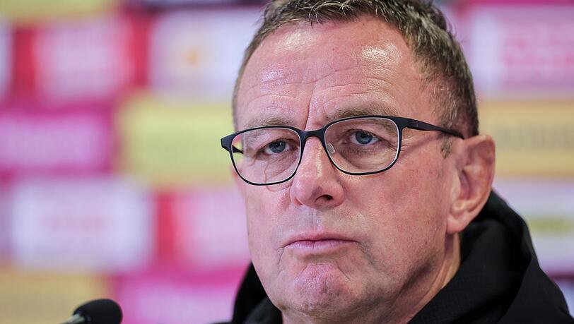 Trainer Ralf Rangnick spricht auf einer Pressekonferenz.