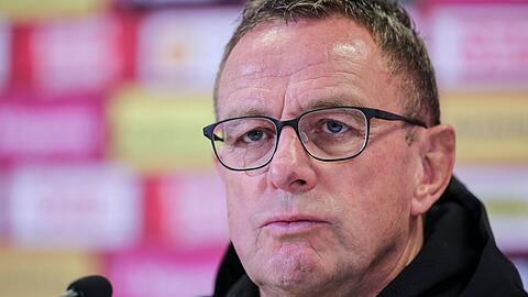 Trainer Ralf Rangnick spricht auf einer Pressekonferenz.
