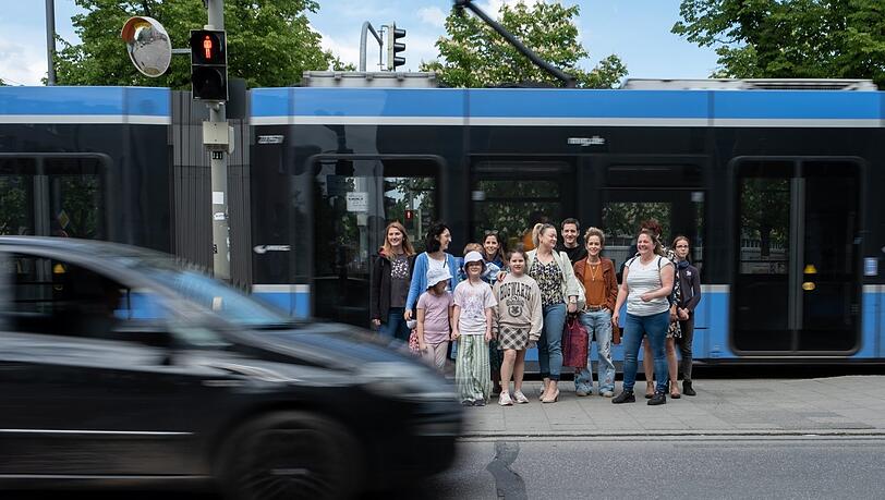 Gefangen zwischen Tramgleisen und einer Doppelspur mit Tempo 60: So sah der Schulweg an der Dachauer Straße bisher aus.