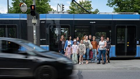 Gefangen zwischen Tramgleisen und einer Doppelspur mit Tempo 60: So sah der Schulweg an der Dachauer Straße bisher aus.