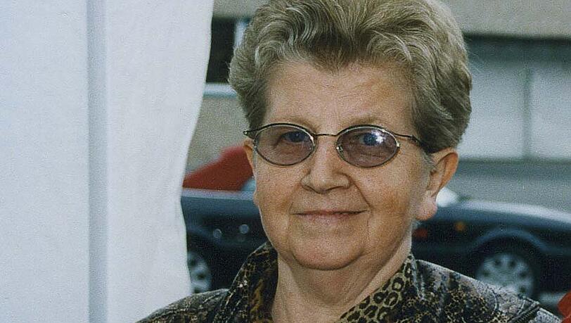 Frieda Hoose († 76): Gestern wurde die Frau, die am Morgen des Ostersamstag einem Raubmord zum Opfer fiel, auf dem Westfriedhof beerdigt. Frieda Hoose († 76): Gestern wurde die Frau, die am Morgen des Ostersamstag einem Raubmord zum Opfer fiel, auf dem Westfriedhof beerdigt.