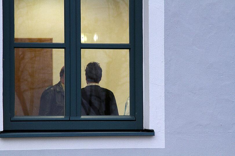 Polizisten am Tatort.