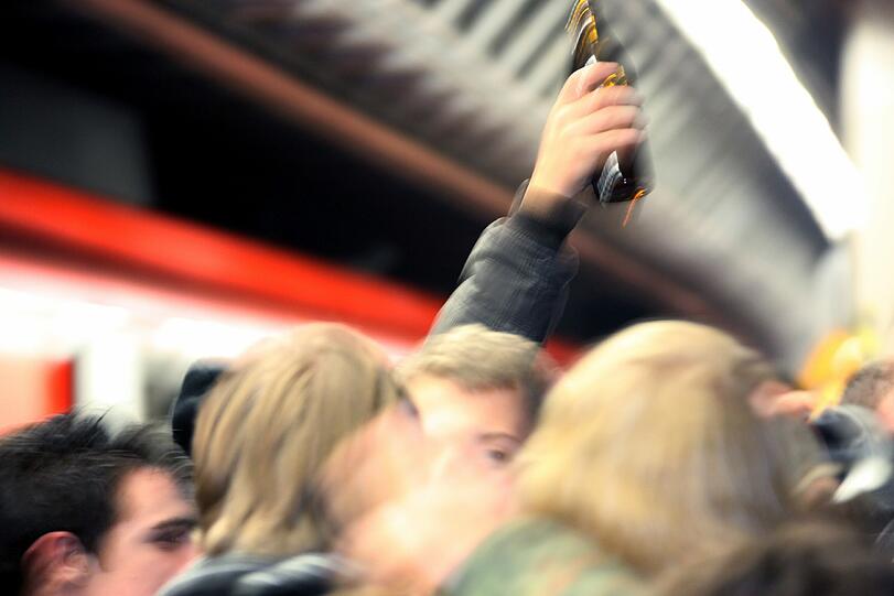 Jugendliche organisierten sich über das Internet und tranken einen Abgesang auf das Mitführen und Verzehren von Alkoholika in der S-Bahn.