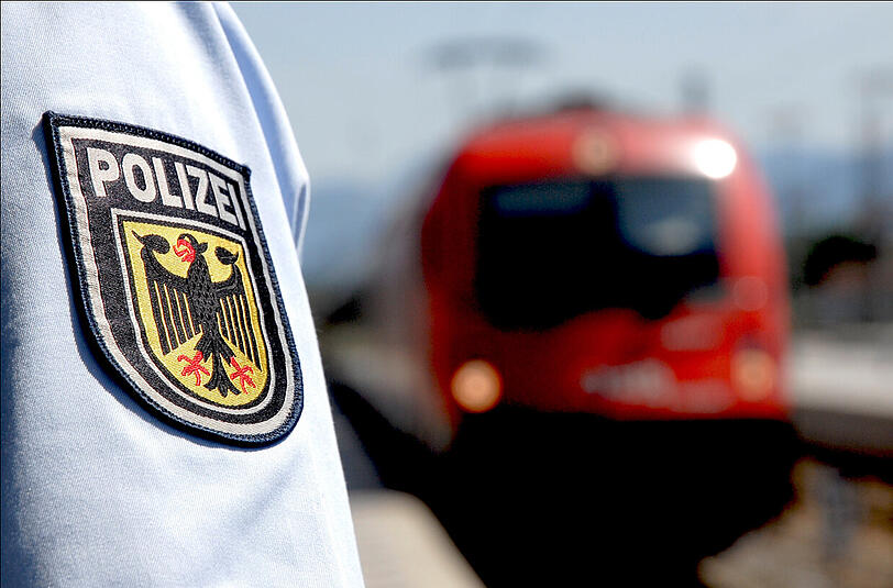 Eine unbekannte Finderin übergab einen Rucksack mit 80 000 Euro an eine Bahnmitarbeiterin.