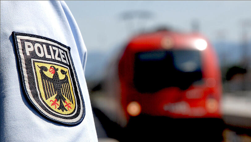 Eine unbekannte Finderin übergab einen Rucksack mit 80 000 Euro an eine Bahnmitarbeiterin. Eine unbekannte Finderin übergab einen Rucksack mit 80 000 Euro an eine Bahnmitarbeiterin.