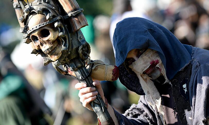 Rund 8000 Menschen treffen sich zum interaktiven Rollenspiel "ConQuest of Mythodea". Sehen Sie hier einige Bilder aus dem Jahr 2013