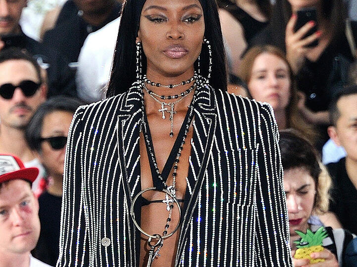 Naomi Campbell auf dem Laufsteg der Givenchy-Show in Paris