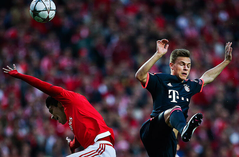 Joshua Kimmich: Note 3. Die Innenverteidigung-Entdeckung spielte abgeklärt und ruhig, rutschte nur einmal an einer Hereingabe vorbei (30.).