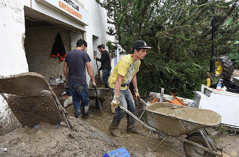 Aufräumen nach dem Hochwasser: Nasser Müll, Schlamm und Wasser soweit das Auge reicht. Die Bilder aus Simbach am Inn, Triftern und weiteren Gemeinden.