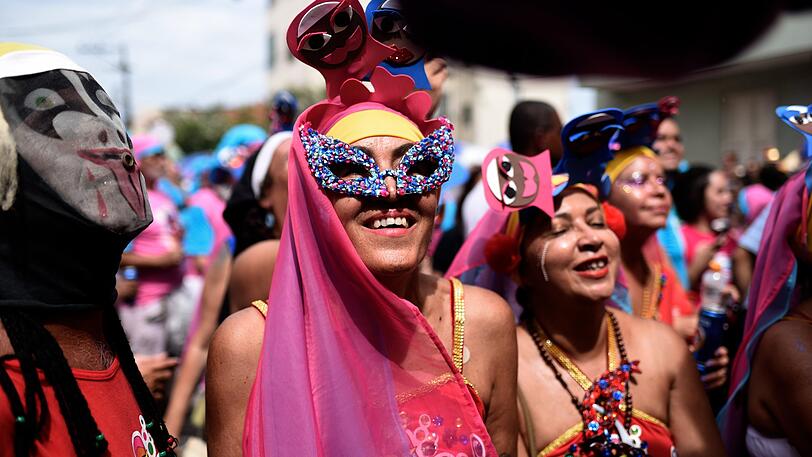 Rio de Janeiro: Verkleidete Frauen nehmen am Karnevalsumzug teil.