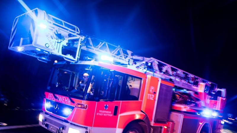 Ein Drehleiterwagen der Feuerwehr mit Blaulicht. Foto: Marcel Kusch/dpa/Symbolbild Ein Drehleiterwagen der Feuerwehr mit Blaulicht. Foto: Marcel Kusch/dpa/Symbolbild