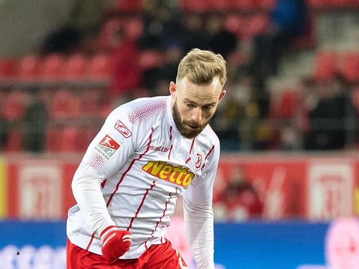 Jan-Marc Schneider von Regensburg spielt den Ball. Foto: Matthias Balk/dpa/Archivbild