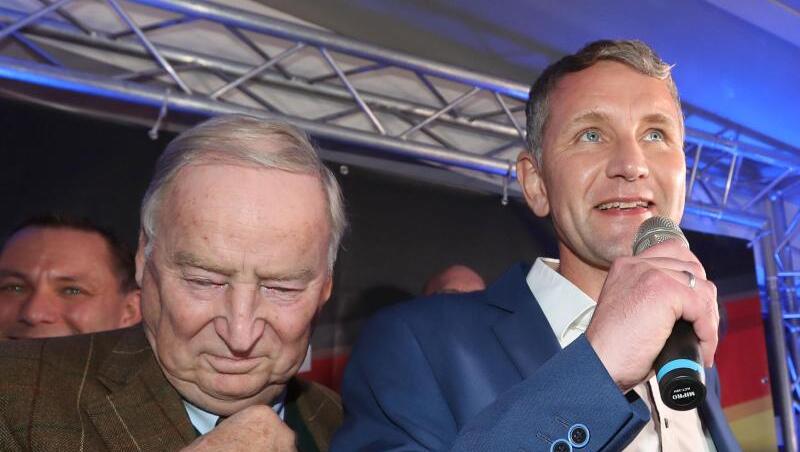 "Herr Höcke ist die Mitte der Partei", sagt AfD-Chef Alexander Gauland über den Thüringer Parteifreund Björn Höcke (r.), den Gründer des rechtsnationalen "Flügels" in der AfD. "Herr Höcke ist die Mitte der Partei", sagt AfD-Chef Alexander Gauland über den Thüringer Parteifreund Björn Höcke (r.), den Gründer des rechtsnationalen "Flügels" in der AfD.