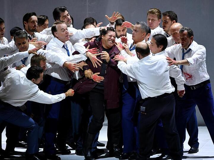 Viel Blut ist im Spiel: Luca Salsi als Simon Boccanegra, M).