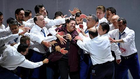 Viel Blut ist im Spiel: Luca Salsi als Simon Boccanegra, M).