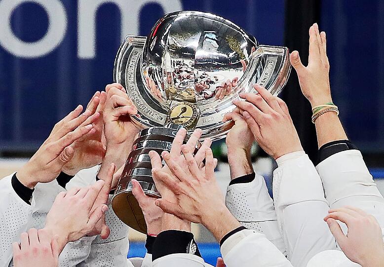 Objekt der Begierde: Ab Freitag spielen 16 Nationalteams um die WM-Trophäe, gestaltet von André Richard.