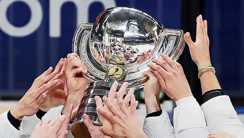 Objekt der Begierde: Ab Freitag spielen 16 Nationalteams um die WM-Trophäe, gestaltet von André Richard. Objekt der Begierde: Ab Freitag spielen 16 Nationalteams um die WM-Trophäe, gestaltet von André Richard.