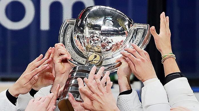 Objekt der Begierde: Ab Freitag spielen 16 Nationalteams um die WM-Trophäe, gestaltet von André Richard.