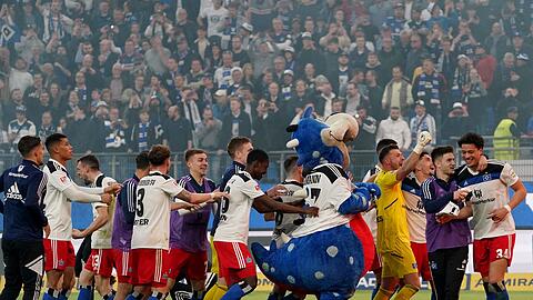 Die Hamburger Spieler jubeln nach ihrem 4:3-Sieg