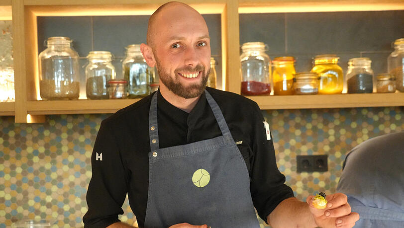 Der neue Küchenchef Patric Geier im offenen Küchenbereich des Green Beetle. Auch das ist eine Neuerung: Die kalten Speisen werden ab sofort vor den Augen der Gäste mitten im Lokal zubereitet. Der neue Küchenchef Patric Geier im offenen Küchenbereich des Green Beetle. Auch das ist eine Neuerung: Die kalten Speisen werden ab sofort vor den Augen der Gäste mitten im Lokal zubereitet.