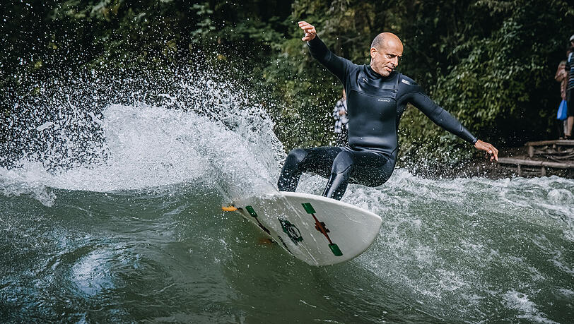 Martin Grün, Präsident vom Surf Club München, in seinem Element.