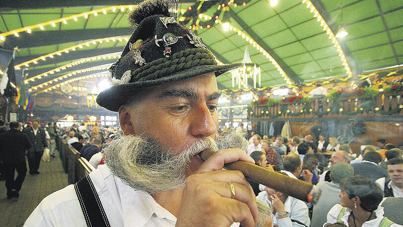 Rauchen im Bierzelt bleibt in Bayern erlaubt - das stößt der EU übel auf. Rauchen im Bierzelt bleibt in Bayern erlaubt - das stößt der EU übel auf.