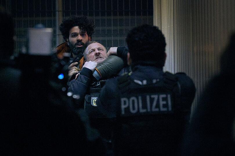Geiselnahme aus Verzweiflung: Joon Rostami (Altamasch Noor, links) bedroht Roland Orbach (Maximilian Brückner) mit einer Waffe. Geiselnahme aus Verzweiflung: Joon Rostami (Altamasch Noor, links) bedroht Roland Orbach (Maximilian Brückner) mit einer Waffe.