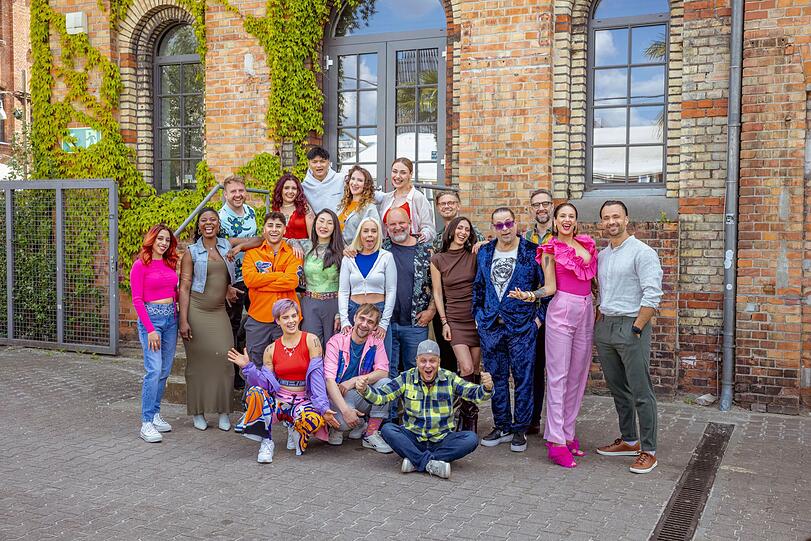 Leisten einen Marathon-Job (hinten von links): Pascal Stenzel als Tommy, Lidia Santangelo als Chiara, Jayar Sibilla als Elias, Miriam Ibarra als Charli, Amy Scott-Smith als Katy. Mitte, von links: Nicole Alana als Valentina, Charice Firmino als Karla, Alexander Khachab als Karim, Hee Soo Sabrina Sch&uuml;tte als Janni, Katrin Hamann als Peggy, Lutz Schweigel als Joe, Matthias Etienne Girrulat als Bruno, Nandia Siada als Sara, Frank Winter als Piet, Finn Hanssen als Oliver, Liza Waschke als Milla und Filip Nikolic als Mike. Vorn von links:  Ellinor Vogel als Indira, Alexander Freund als Schmidti und Marcel Maurice Neue als Kr&auml;tze.