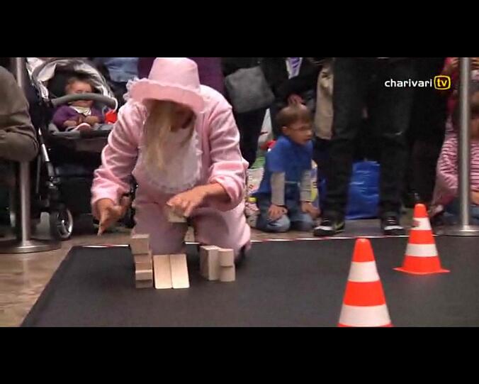 Kinderleicht? Zehn Bauklötze müssen aufeinander gestapelt werden &mdash; und kein Parcours-Hütchen darf umfallen.